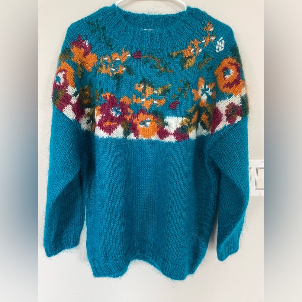 Missy missy women’s sweater crew neck blue size m flower 50% mohair
